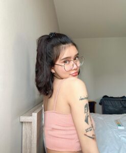 นักร้องสาวสวย