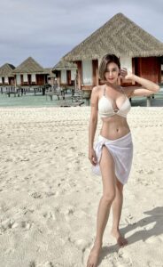 สาวปุ้ย พัชรินทร์ ผู้ช่วยขายหมูกรอบ