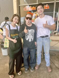 สาวปุ้ย พัชรินทร์ แม่ค้าหมูกรอบ